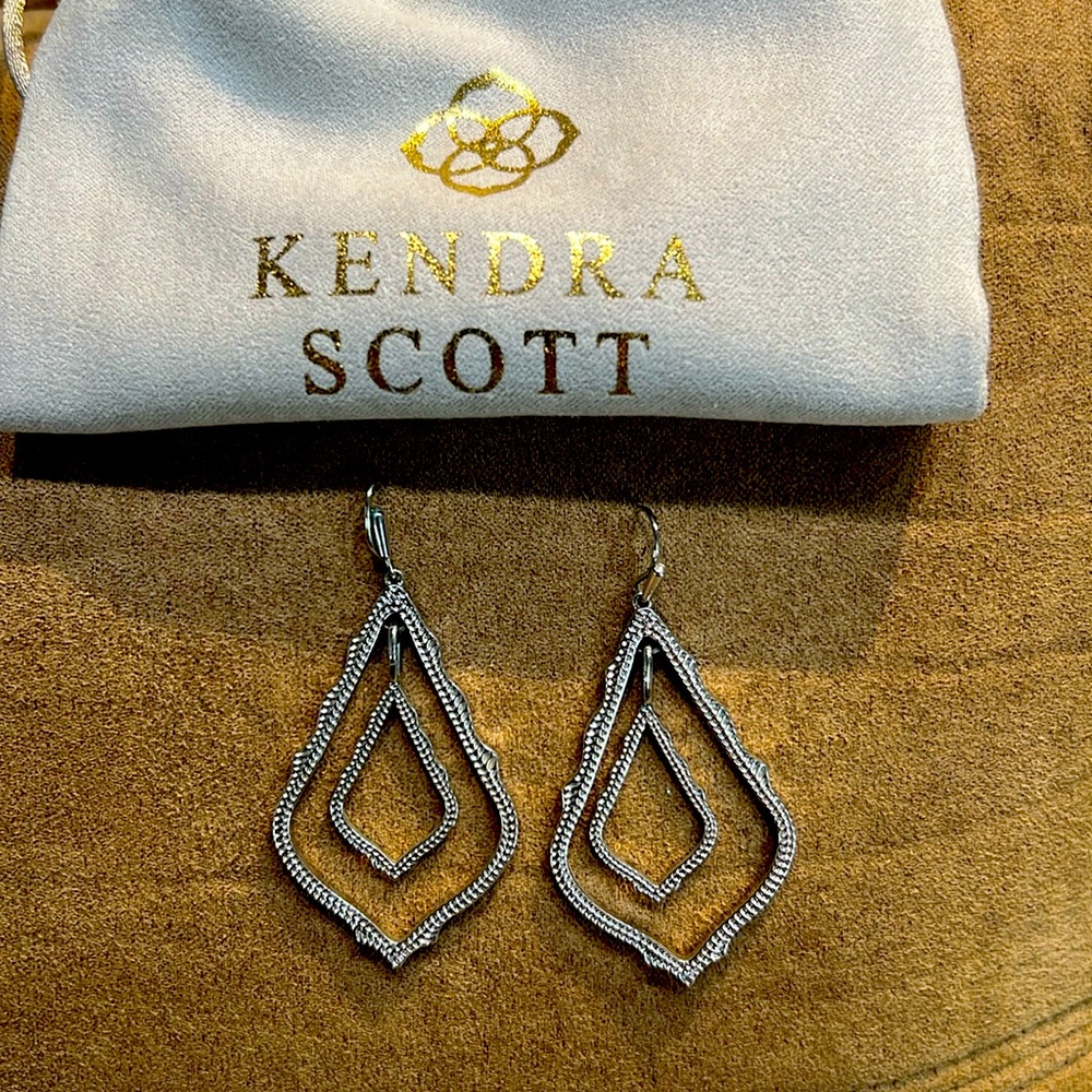 ✨Gorgeous Kendra Scott drop earrings✨
